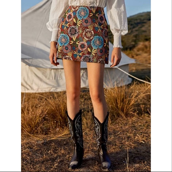 🎉JUST IN! Floral Embroidered Jacquard Mini Skirt - Picture 2 of 5